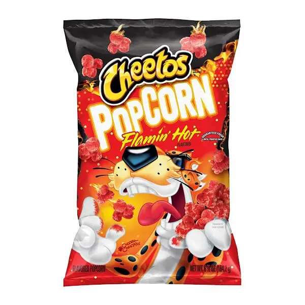 En skål med Cheetos Popcorn Flamin' Hot, stærkt rød i farven, hvilket indikerer en krydret smag